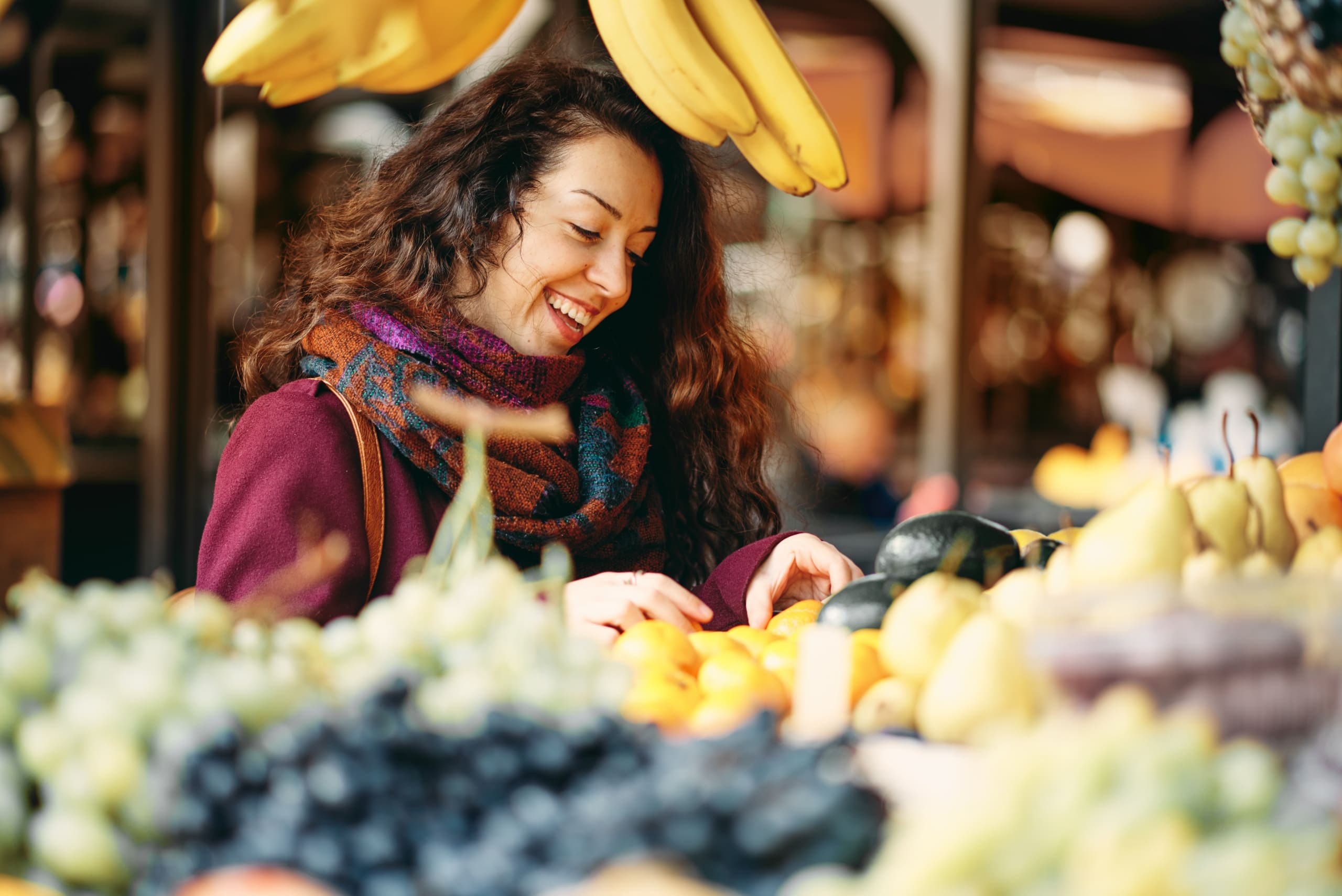 Junge Frau beim Obst Einkauf am Markt