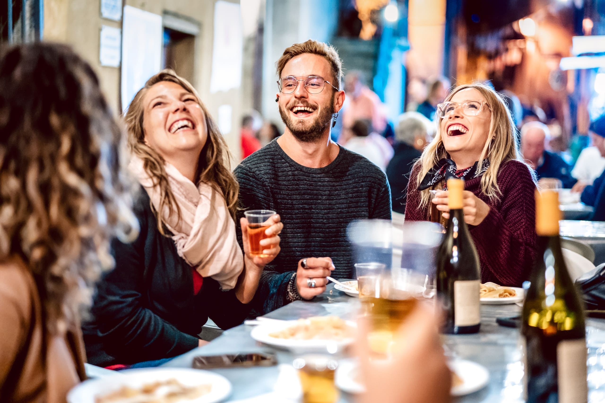 Gruppe von jungen Menschen in einem Restaurant